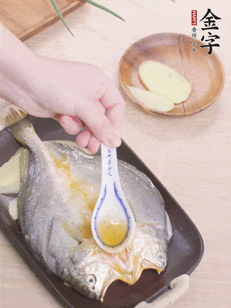盤底鋪姜片，放黃魚，淋2勺料酒。