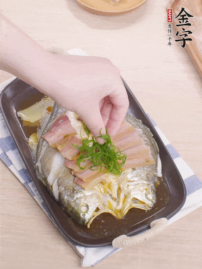 取出姜蔥，淋2勺蒸魚豉油，擺蔥絲。