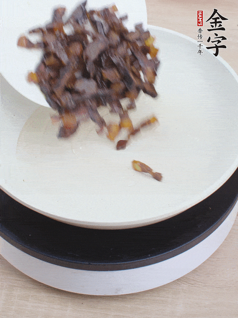 油熱倒醬油肉，編出香味。