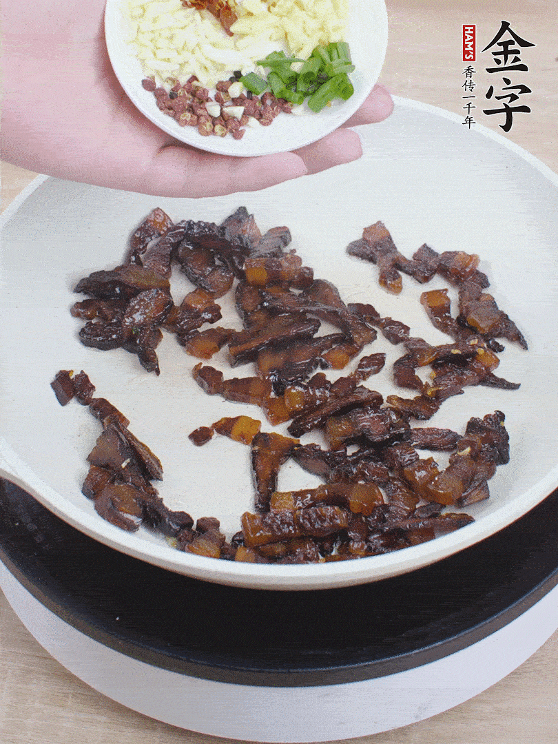 下蔥姜蒜、干辣椒、花椒粒炒香。
