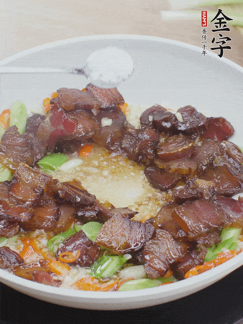 下醬油肉，一點生抽、白糖調(diào)味。