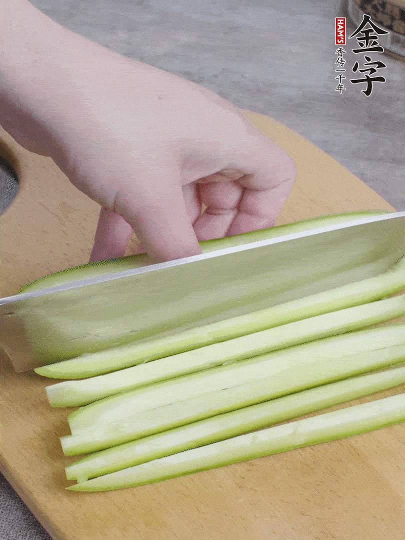 西葫蘆對(duì)半切，去瓤切條。