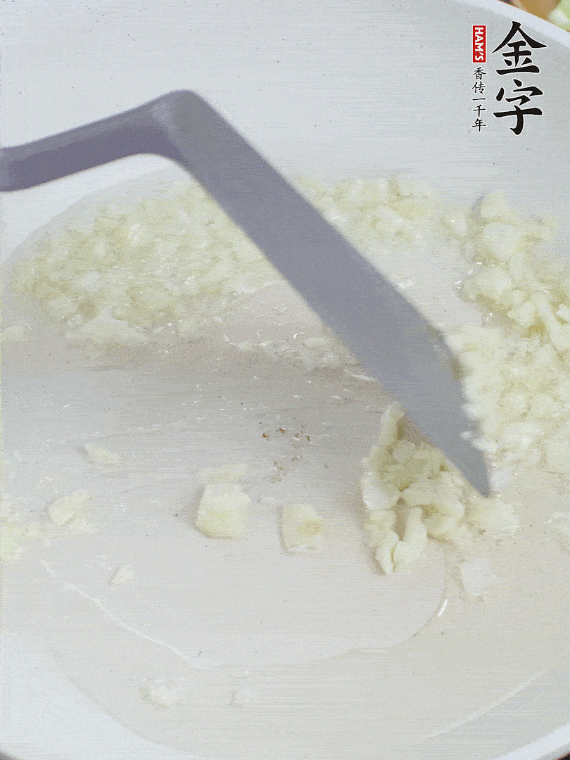 冷鍋熱油，下大蒜煎至兩面微黃。
