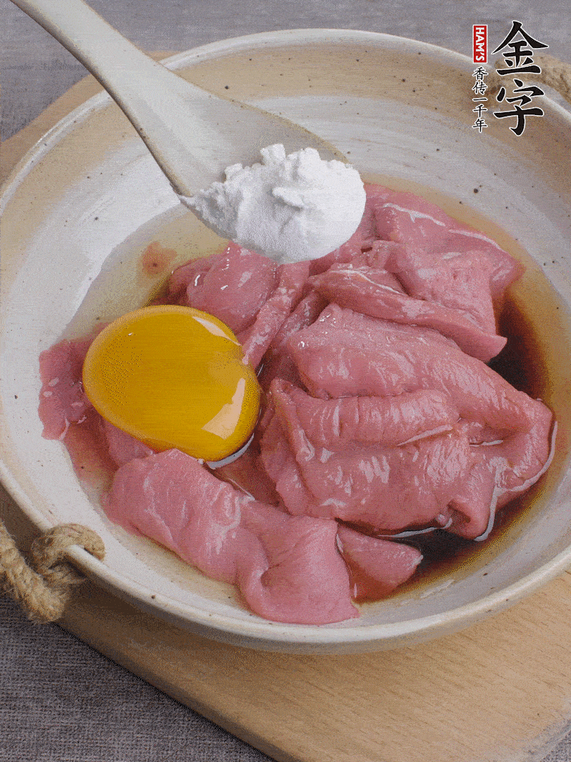 牛肉切片，雞蛋1個、水2勺、料酒1/2勺、生抽1/2勺、生粉1勺腌15分鐘。