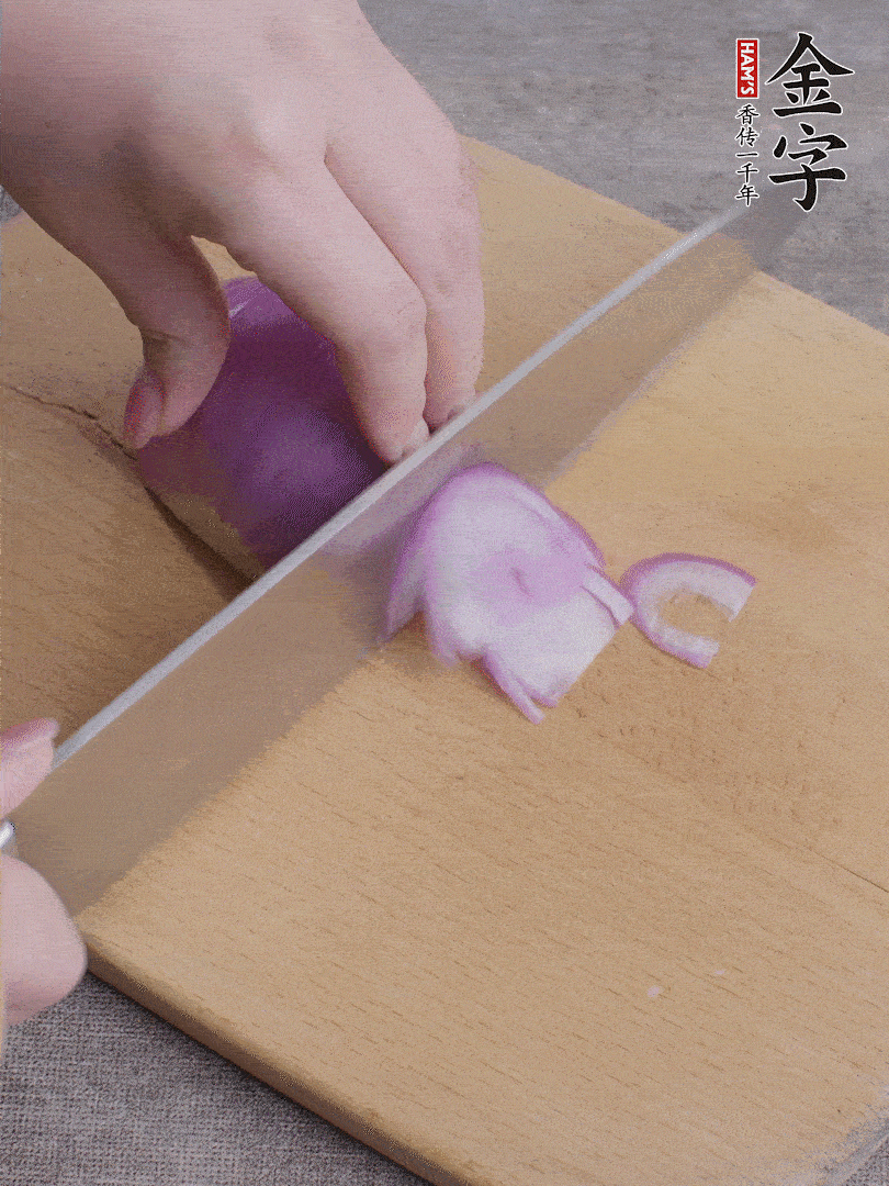 洋蔥切絲、蔥切段。