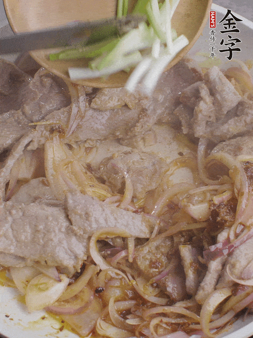 下牛肉、蔥段快炒。