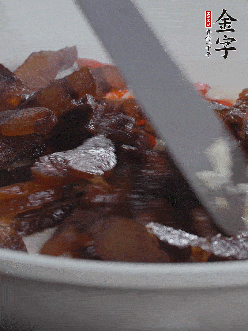 下醬油肉，煸出油脂。