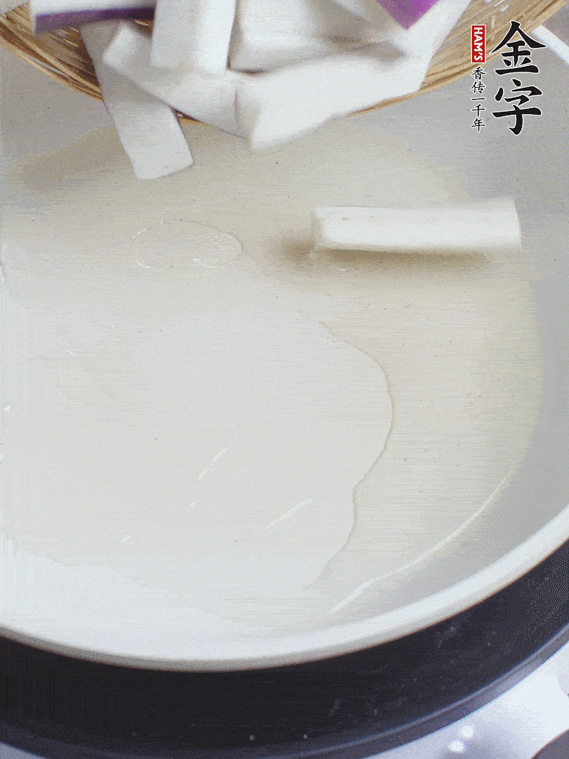 杭茄洗凈去蒂，縱向剖成4份，切成長(zhǎng)10cm左右的段。白洋蔥切絲?？谀⑾磧羧サ舯＜t椒切菱形片。