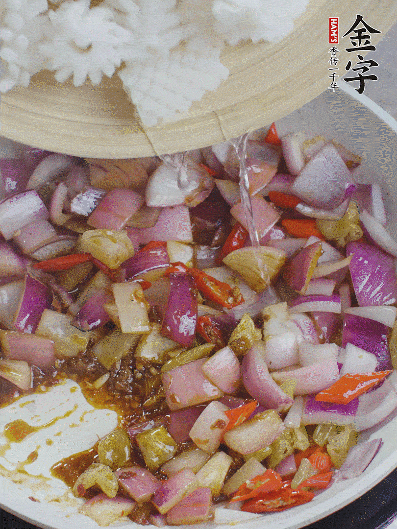 下魷魚花，2勺料酒炒勻。