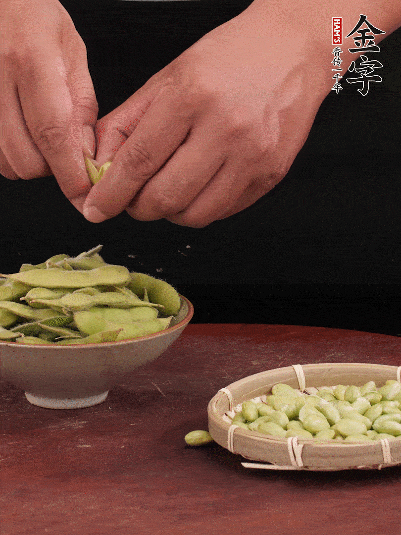 新鮮毛豆剝殼。