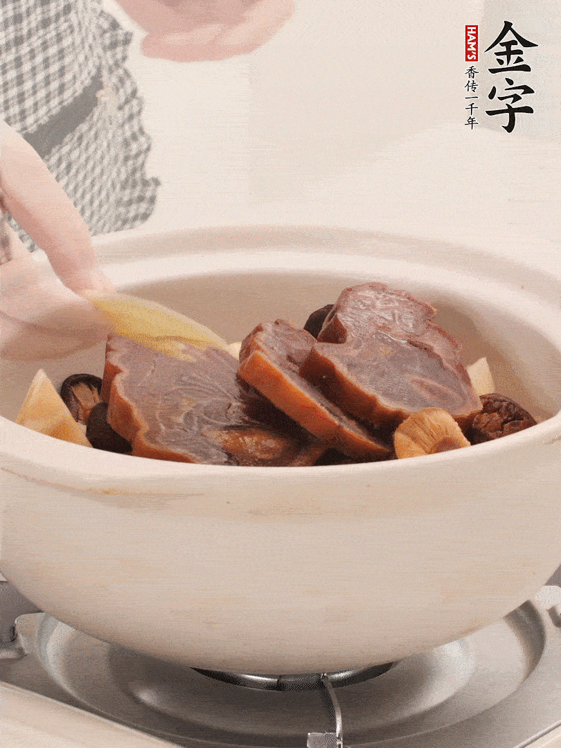 火腿、蓮藕、香菇放入砂鍋，加2片姜片，加水沒(méi)過(guò)1指。