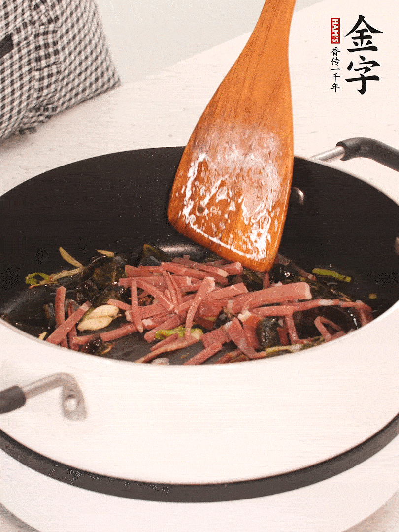 加入火腿煸炒一會(huì)，倒入開水燉煮15分鐘。