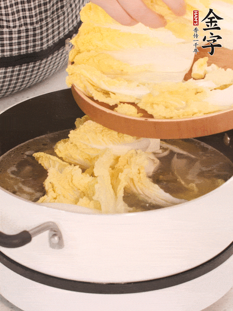放入娃娃菜、金針菇再燉煮5分鐘。