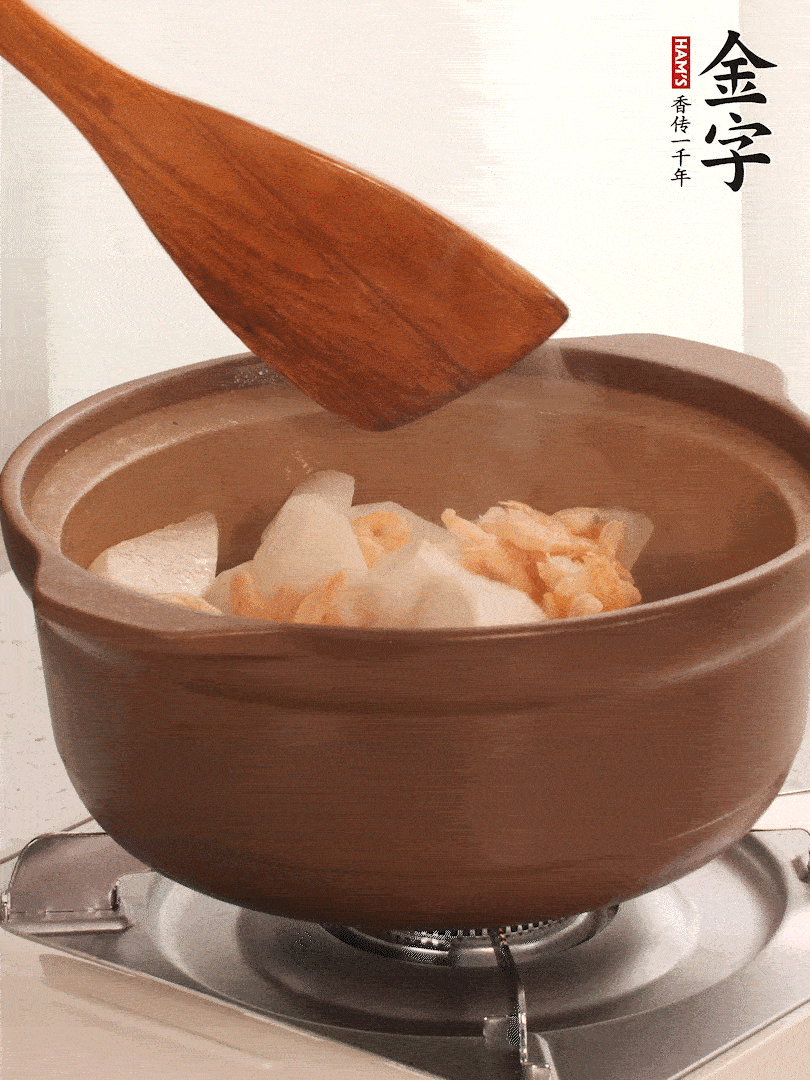 放白蘿卜、海米煸炒1-2分鐘，白蘿卜一定要先炒過再燉湯，香味更足。
