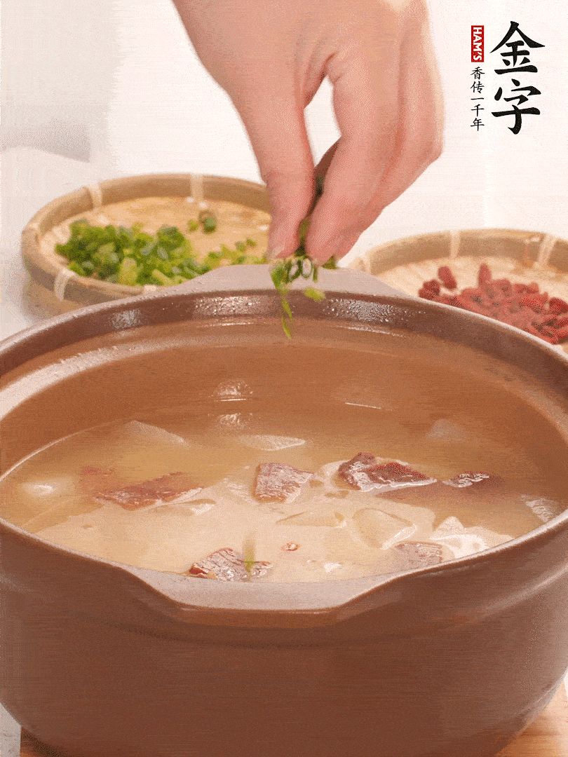 最后點綴點小蔥花、枸杞，增色提味。
