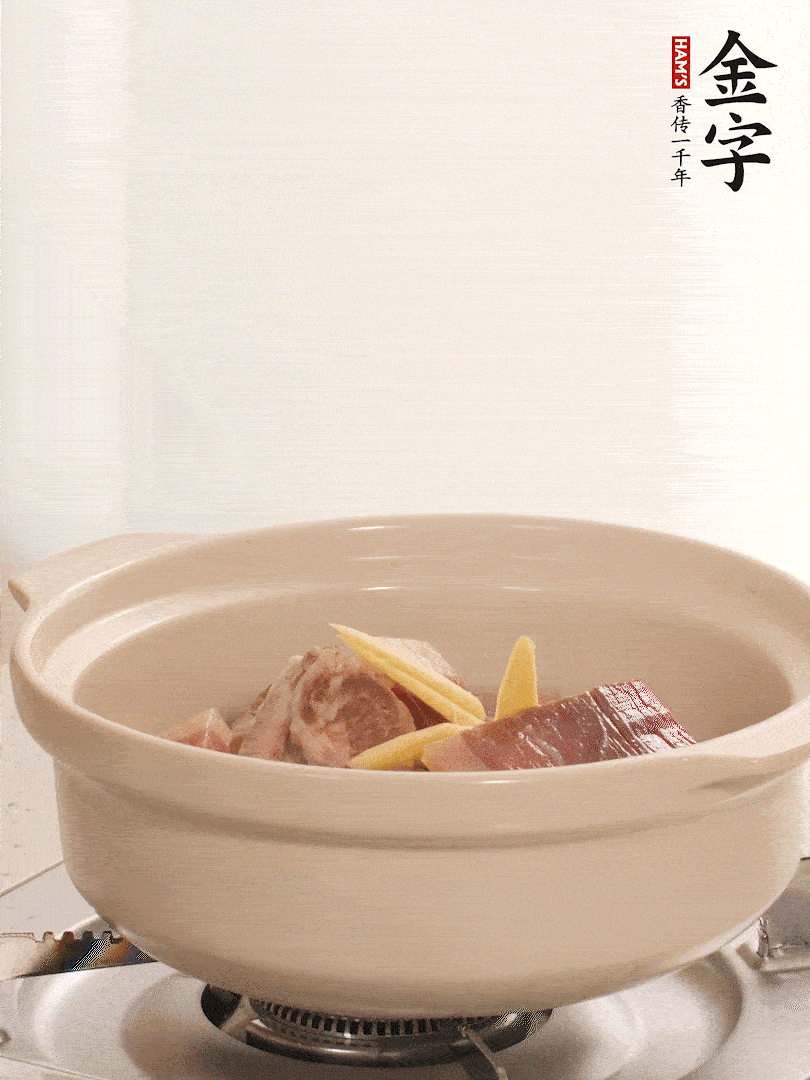 湯鍋放入排骨、火腿、姜，加適量水。煮開后轉(zhuǎn)小火燉40分鐘。