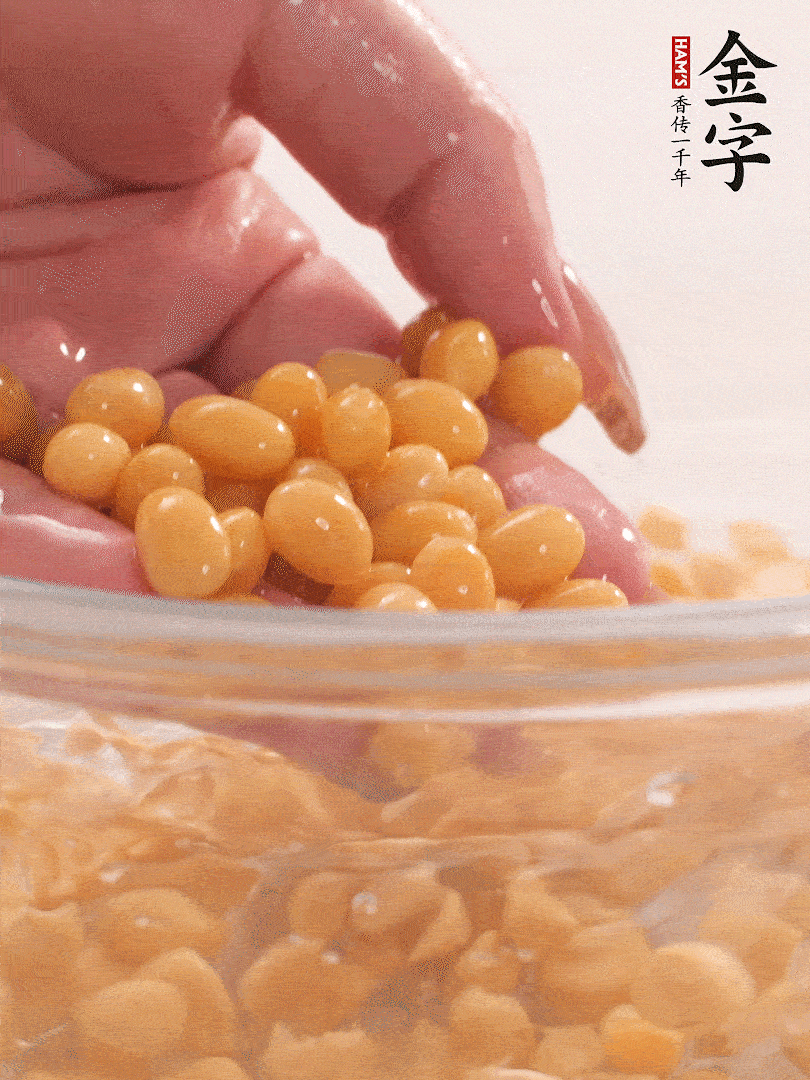黃豆浸泡2小時，充分泡發(fā)，挑出干癟的不要。