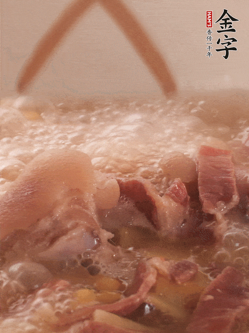 大火將水煮開后，蓋上鍋蓋，轉(zhuǎn)小火慢燉1個半小時。