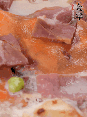 放適量料酒、清水煮到沸騰，再下蟹塊燜煮8分鐘。