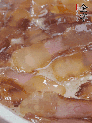 油5成熱，醬油肉煸香。