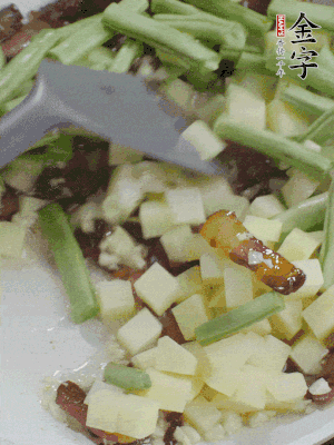 下蒜末、豆角、土豆塊翻炒。