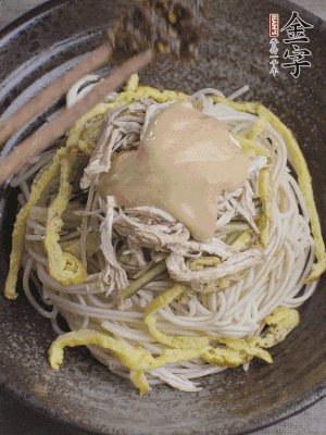生抽1勺、醋1勺、芝麻醬1勺、金字火腿大師醬1勺。