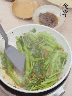 下空心菜炒軟。
