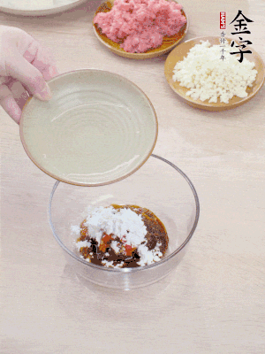 熱油起鍋，五花肉煸出油脂，表面微微發(fā)黃。