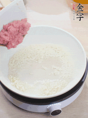 下火腿片、筍干均勻翻炒后，加2勺料酒、適量清水。
