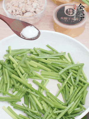 起鍋熱油，下韭菜苔炒至變色。加少許鹽。