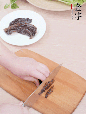 金字醬油肉下鍋煮10分鐘，切薄片。