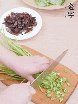 空心菜摘掉葉子，菜梗切成丁。