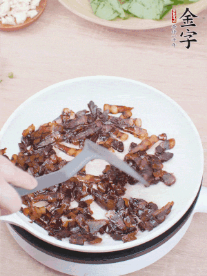 起鍋熱油，煸香醬油肉，撥拉到一邊。