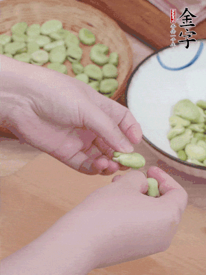 蠶豆剝殼，去掉豆衣，切碎。