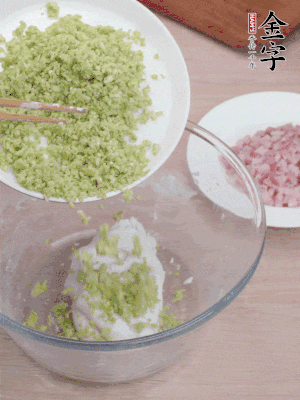 糯米粉邊揉邊加水，成團后揉進蠶豆、咸肉。
