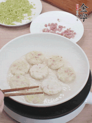 鍋中涼油，慢煎至兩面有脆殼。（油可以多一點）