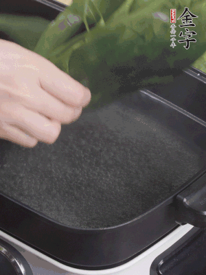 粽葉入沸水煮1分鐘，翻面再煮1分鐘，清洗干凈加水浸泡。