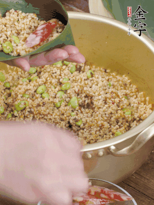 兩片粽葉1/2處葉尾相疊，中間卷成圓錐后裝入餡料。