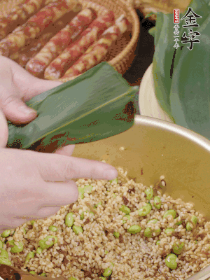 粽葉往下折，完全蓋住，兩側(cè)捏緊。