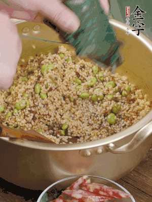 再附一張粽子，一齊向后折疊，線繩捆綁。