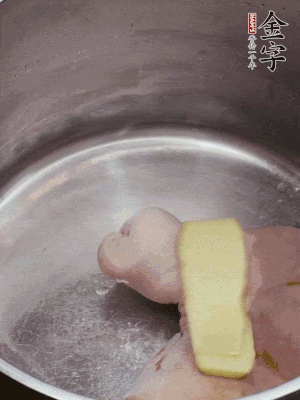 撈出洗凈后，加蔥姜、黃酒二遍焯水。