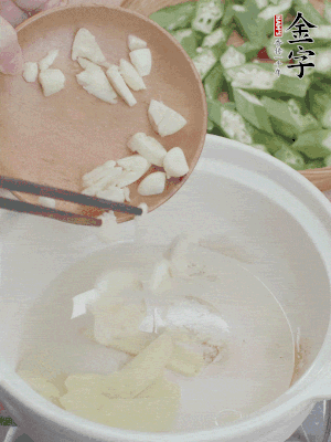 砂煲熱油，姜蒜、辣椒煸香。