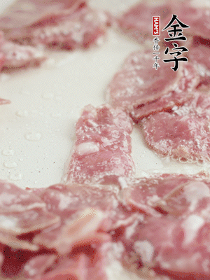 炒鍋熱油，下培根火腿煸炒。