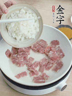 依次下洋蔥、紅菜椒、豌豆粒、玉米粒翻炒均勻。