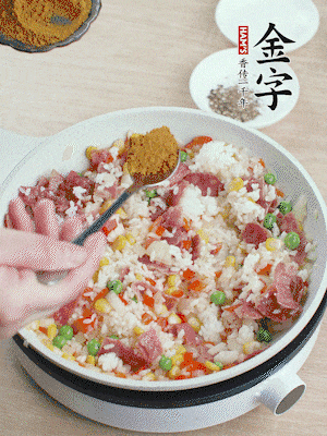 1勺咖喱粉、1/2勺鹽，少許黑胡椒碎炒均。