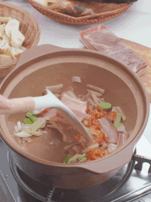 砂鍋中倒入油，放入姜片、蔥段、咸肉、海米炒出香味。