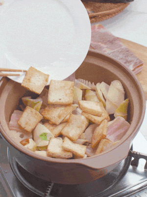 依次下春筍、豆腐，開水沒(méi)過(guò)食材。