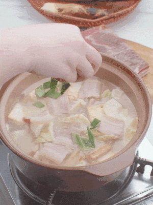 一小撮鹽、糖、雞精調(diào)味，最后撒點(diǎn)蒜葉點(diǎn)綴。