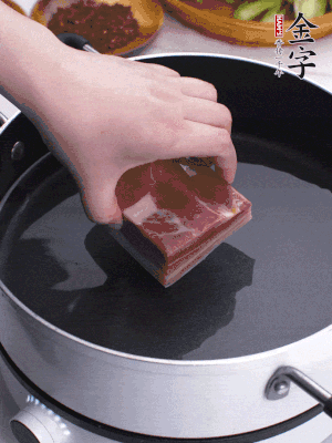 金字淡咸肉冷水入鍋煮15分鐘。