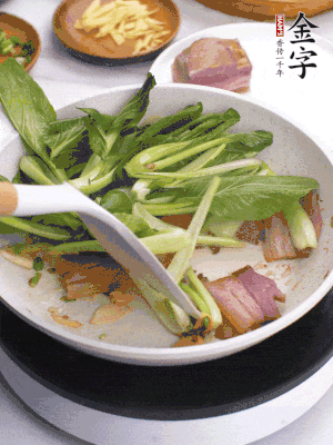 下小青菜翻炒，菜梆子變軟時，撒一點鹽、雞精調(diào)味。